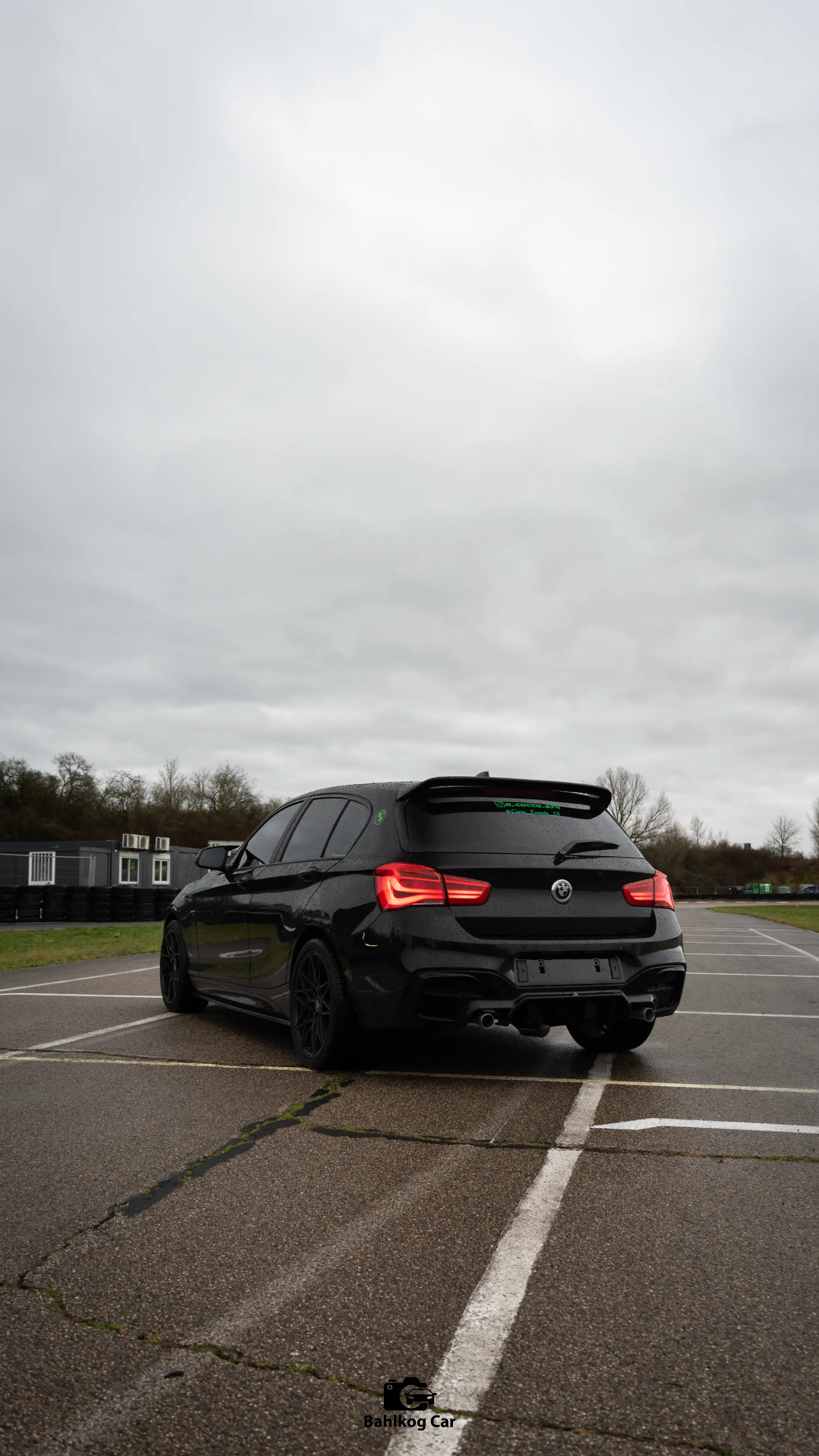 BMW noire sur circuit